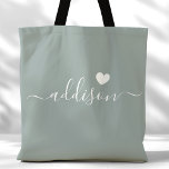 Bruidsmeisje Modern Script Heart Sage Groen Tote Bag<br><div class="desc">Deze chique canvas tas heeft een prachtige Sage Green achtergrond versierd met een modern script lettertype en een delicaat hart ontwerp. De zachte, elegante kleur en verfijnde typografie maken het een ideaal accessoire voor bruidsmeisjes of iedereen die houdt van stijlvolle en trendy design. Deze canvas tas is ideaal voor het...</div>