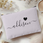 Bruidsmeisje Modern Script Lavendel Grijs Hart Etui<br><div class="desc">Deze elegante accessoirezak heeft een stijlvolle lavendelgrijze achtergrond die is versierd met een modern scriptlettertype met een gepersonaliseerde naam en een charmant hartontwerp. De zachte, vrouwelijke kleur en verfijnde typografie maken het een perfect accessoire voor bruidsmeisjes of iedereen die chique en trendy design waardeert. Het veelzijdige gebruik en de gepersonaliseerde...</div>