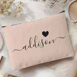 Bruidsmeisje Modern Script Peach Beige Heart Etui<br><div class="desc">Deze elegante accessoirezak heeft een stijlvolle perzik-beige achtergrond met een modern scriptlettertype met een gepersonaliseerde naam en een charmant hartontwerp. De zachte, vrouwelijke kleur en verfijnde typografie maken het een perfect accessoire voor bruidsmeisjes of iedereen die chique en trendy design waardeert. Het veelzijdige gebruik en de gepersonaliseerde touch voegen een...</div>