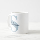 Bruidsmeisje | Moderne Stofblauwe Monogram Eerste Koffiemok (Voorkant links)