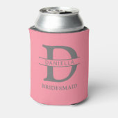 bruidsmeisje monogram initiaal & naam zalm roze blikjeskoeler (Blikje Achterkant)