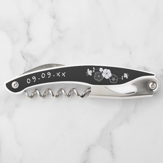 Bruidsmeisje Naam Datum Artsy Bloemen Zwart Kurkentrekker (Achterkant)