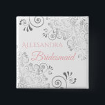 Bruidsmeisje Naambadge Roze & Grijs Vierkante Button 5,1 Cm<br><div class="desc">Identificeer de hoofdrolspelers op uw bruidsfeest, bruiloft of repetitiediner met onze elegante, roze & grijze knopen. Ontworpen om te coördineren met onze Roze & Grijze Elegante Bruiloftssuite, heeft deze knoop een zilveren namaakfolie-versiering op een witte achtergrond met roze tekst met de tekst Bruidsmeisje en een plek om haar naam in...</div>