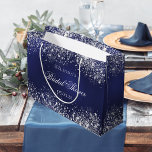 Bruidsmeisje navy blauw zilveren naam bruiloft groot cadeauzakje<br><div class="desc">Een marineblauwe achtergrond versierd met faux zilveren confetti,  schittert. De kleur van het blauw is ongelijk. Personaliseer en een date,  en de naam van de bruidsmeisje.</div>
