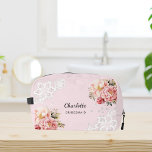 Bruidsmeisje roze bloemen kant toilettasje<br><div class="desc">Een blozend roze achtergrond. Versierd met roze rozen,  bloemen en witte kant. Personaliseer en voeg de naam van uw bruidsmeisje toe.</div>