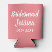 Bruidsmeisje Roze Elegant Script Cadeaus Bruilofte Blikjeskoeler (Voorkant)