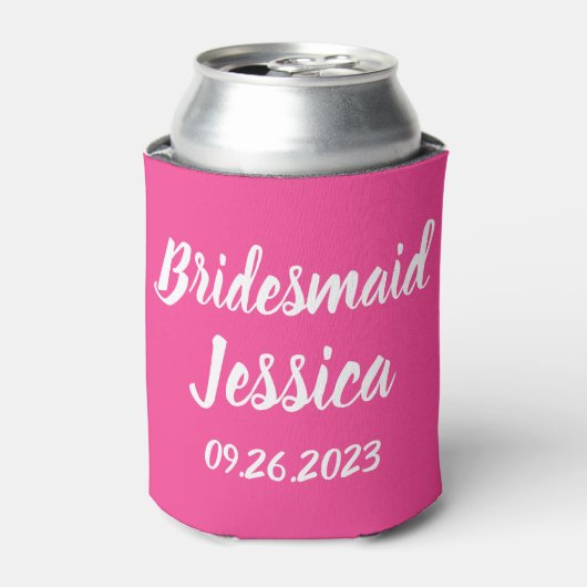 Bruidsmeisje Roze Elegant Script Cadeaus Bruilofte Blikjeskoeler (Blikje Voorkant)