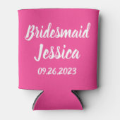 Bruidsmeisje Roze Elegant Script Cadeaus Bruilofte Blikjeskoeler (Voorkant)