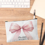 Bruidsmeisje roze strik elegante naam etui<br><div class="desc">Witte achtergrond. Versierd met een grote roze boog. Personaliseer en voeg de naam van uw bruidsmeisje toe.</div>