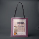 Bruidsmeisje Rustieke Melkkan Landelijke Bruiloft Tote Bag<br><div class="desc">Persoonlijke bruidsmeisje tas met een rustieke landelijke thema. Een oude roestige melkkan met een mooie oranje bloem ernaast.  Tarwe en vervaagde rode klaprozen op de achtergrond tegen een vaag houten paneel.  Ook personaliseerbaar met de namen van het bruidspaar en de trouwdatum.</div>