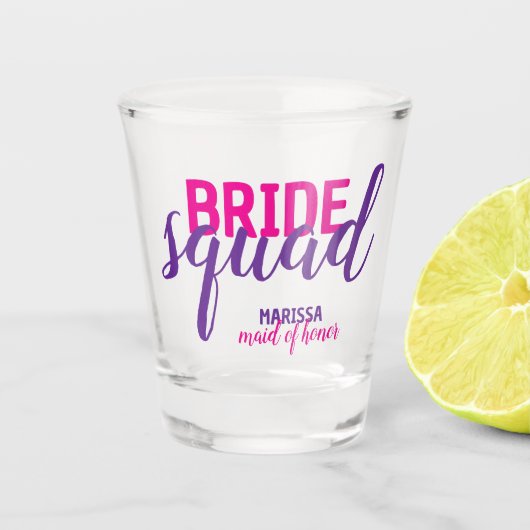 Bruidsmeisje squad roze script vrijgezellenfeest shot glas (Voorkant)