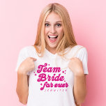 Bruidsmeisje Team Bruid Roze Bachelorette T-shirt<br><div class="desc">Het Bridesmaid Team Bride Pink Bachelorette T-Shirt is een leuk en retro-geïnspireerd essentieel voor je bruidsploeg. Met een speels roze script met "Team Bride Forever", kan dit shirt worden gepersonaliseerd met de naam van elk bruidsmeisje, waardoor het het perfecte huwelijksfeest geschenk is. Ideaal voor vrijgezellenfeesten, dit stijlvolle en vrolijke shirt...</div>