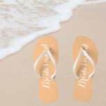 Bruidsmeisje Trendy Peach Teenslippers<br><div class="desc">Geef je bruidsmeisjes een cadeau met deze stijlvolle teenslippers voor bruidsmeisjes,  samen met een wit,  gestileerd script dat een trendy perzikkleur is om je soortgelijke kleurenschema voor bruiloften aan te vullen. Selecteer voetgrootte samen met andere opties. U kunt uw teenslippers aanpassen om kleur aan uw wens te veranderen.</div>