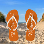 Bruidsmeisje Trendy Verbrand Sinaasappel Teenslippers<br><div class="desc">Geef je bruidsmeisjes een cadeau met deze stijlvolle bruidsmeisje teenslippers die een trendy,  verbrande oranje kleur zijn,  samen met een wit,  gestileerd script om je vergelijkbare bruiloft kleurenschema aan te vullen. Selecteer voetgrootte samen met andere opties. U kunt uw teenslippers aanpassen om kleur aan uw wens te veranderen.</div>