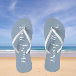 Bruidsmeisje van Eer Trendy Dusty Blue Teenslippers<br><div class="desc">Geef je bruidsmeisjes een cadeau met deze stijlvolle Maid of Honor-teenslippers die een trendy,  stoffige blauwe kleur zijn,  samen met een wit,  gestileerd script om je vergelijkbare bruiloft-kleurenschema aan te vullen. Selecteer voetgrootte samen met andere opties. U kunt uw teenslippers aanpassen om kleur aan uw wens te veranderen.</div>