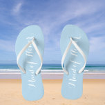 Bruidsmeisje van Eer Trendy Light Blue Teenslippers<br><div class="desc">Schenk uw bruidsmeisjes met deze stijlvolle Maid of Honor-teenslippers die een trendy,  lichtblauwe kleur hebben,  samen met wit,  gestileerd script om uw vergelijkbare bruidskleurenschema aan te vullen. Selecteer de grootte van de voet samen met andere opties.</div>