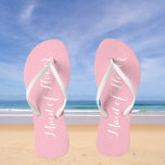 Bruidsmeisje van Eer Trendy Pink Teenslippers<br><div class="desc">Geef je bruidsmeisjes een cadeau met deze stijlvolle Maid of Honor-teenslippers die een trendy,  lichtroze kleur zijn,  samen met een wit,  gestileerd script om je vergelijkbare bruiloftskleurenschema aan te vullen. Selecteer voetgrootte samen met andere opties. U kunt uw teenslippers aanpassen om kleur aan uw wens te veranderen.</div>