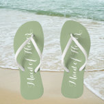 Bruidsmeisje van Eer Trendy Sage Green Teenslippers<br><div class="desc">Geef je bruidsmeisjes een cadeau met deze stijlvolle Maid of Honor-teenslippers die een trendy,  wijze groene kleur zijn,  samen met een wit,  gestileerd script om je vergelijkbare bruiloft-kleurenschema aan te vullen. Selecteer voetgrootte samen met andere opties. U kunt uw teenslippers aanpassen om kleur aan uw wens te veranderen.</div>