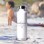 Bruidsmeisje voorstel Modern Script Bachelorette Waterfles<br><div class="desc">Dit bruidsmeisje voorstel Modern Script Bachelorette Water Bottle is een slank en stijlvol geschenk, perfect voor uw bruidsfeest. Met een zwart-wit minimalistisch ontwerp met elegant script, is het een chique bruidsmeisje voorstel cadeau of partij gunst. De eenvoudige, moderne esthetiek maakt het een praktische maar modieuze aandenken voor vrijgezellenfeesten en daarbuiten....</div>
