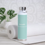 bruidsmeisje waterfles<br><div class="desc">Deze geïsoleerde waterfles wordt getoond in wit met een bruidsmeisje aangepaste naam monster. Kleur accent Licht Blauwgroen Pas dit punt aan en verander de steekproefnaam in van u.</div>