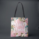Bruidsmeisjes Geborsteld Bloemstuk Trouwfeest Roze Tote Bag<br><div class="desc">Aangepaste achtergrondkleur en all-overprint met geschilderde bloemranden. Bruidsmeisje in penseelschrift aan één kant en naam op de achterkant. Aanpassen om de achtergrondkleur te wijzigen (roze). Zwart ziet er ook geweldig uit.

De prachtige geschilderde bloemen zijn van Create the Cut. Vind ze op Creative Market https://crmrkt.com/7WdAX,  Etsy https://www.etsy.com/shop/CreateTheCut,  en 
www.createthecut.com</div>