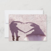 Bruidspaar Silhouet Hart in Zand RSVP Kaart (Achterkant)