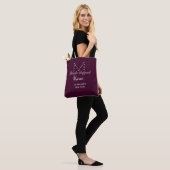 Bruidsploeg voeg naam monogram bruidsmeisje mauve tote bag (Op model)