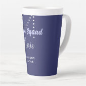 Bruidsploeg voeg naam monogram bruidsmeisje paars latte mok (Rechterhoek)