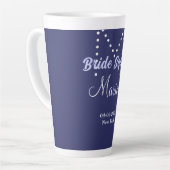 Bruidsploeg voeg naam monogram bruidsmeisje paars latte mok (Linkerhoek)