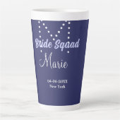 Bruidsploeg voeg naam monogram bruidsmeisje paars latte mok (Voorkant)