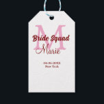 Bruidsploeg voeg naam monogram bruidsmeisje roze d cadeaulabel<br><div class="desc">mooie vormgeving</div>