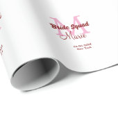 Bruidsploeg voeg naam monogram bruidsmeisje roze d cadeaupapier (Rol Hoek)