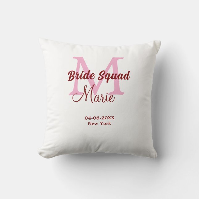 Bruidsploeg voeg naam monogram bruidsmeisje roze d kussen (Voorkant)