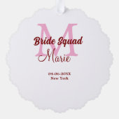 Bruidsploeg voeg naam monogram bruidsmeisje roze d ornament kaart (Achterkant)