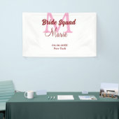 Bruidsploeg voeg naam monogram bruidsmeisje roze d spandoek (Beurs)