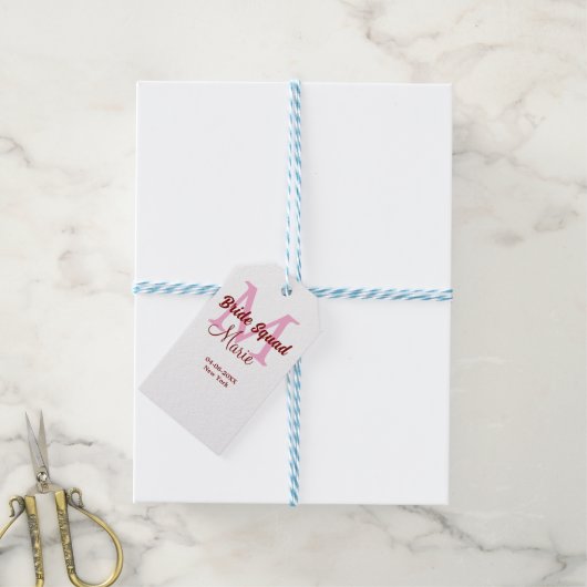 Bruidsquadron naam monogram bruidsmeisje roze datu cadeaulabel (Met Touw)