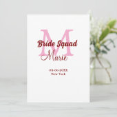 Bruidsquadron naam monogram bruidsmeisje roze datu kaart (Staand voorkant)