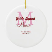 Bruidsquadron naam monogram bruidsmeisje roze datu keramisch ornament (Achterkant)