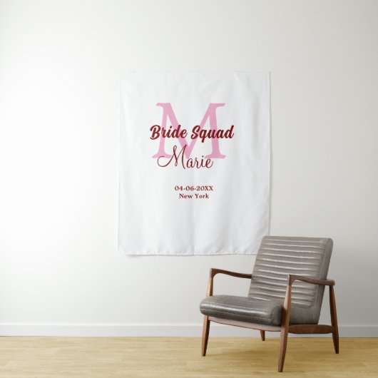 Bruidsquadron naam monogram bruidsmeisje roze datu wandkleed (In situ)