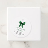 Bruidssalon 'Emerald Bow: Zij Knoopt de Knoop' Bedankjes Labels (In situ)