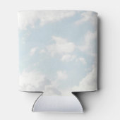 Bruidsshower met moderne wolkenhemel in blauwtinte blikjeskoeler (Achterkant)