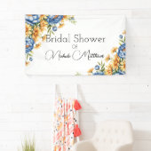 Bruidssluier met blauwe pioenrozen en gele margrie spandoek (Insitu)