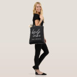 Bruidsstam | Bruidsmeisje op een bestemminghuwelij Tote Bag<br><div class="desc">Eenvoudige, moderne en stijlvolle "Bride Tribe" quote tas met script lettertype in zwart en wit in een trendy stijl. De namen kunnen worden gepersonaliseerd met de namen van je bruidsmeisjes. Je kunt hem gebruiken voor de bruid, bruidsmeisjes, bloemenmeisjes of de moeder van de bruid. De bijpassende accessoires voor team bruid...</div>
