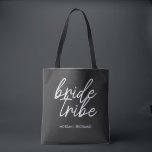Bruidsstam | Getuige Bruidsmeisje Modern Tote Bag<br><div class="desc">Eenvoudige, moderne en stijlvolle "Bride Tribe" tekst met script lettertype in zwart en wit in een trendy stijl. De namen kunnen worden gepersonaliseerd met de namen van je bruidsmeisjes. Je kan het gebruiken voor de bruid, bruidsmeisjes, bloemenmeisjes of de moeder van de bruid. De bijpassende accessoires voor het bruidsteam zijn...</div>