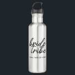 Bruidsstam | Moderne, gepersonaliseerde bruidsmeis Waterfles<br><div class="desc">Eenvoudige, moderne en stijlvolle "Bride Tribe" quote acryl tumbler in script lettertype in zwart en wit in een trendy stijl. De namen kunnen worden gepersonaliseerd met de namen van je bruidsmeisjes. Je kan het gebruiken voor de bruid, bruidsmeisjes, bloemenmeisjes of de moeder van de bruid. De bijpassende accessoires voor het...</div>