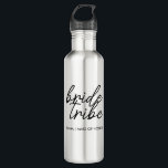 Bruidsstam | Moderne, gepersonaliseerde bruidsmeis Waterfles<br><div class="desc">Eenvoudige, moderne en stijlvolle "Bride Tribe" quote acryl drinkbeker met script lettertype in zwart en wit in een trendy stijl. De namen kunnen worden gepersonaliseerd met de namen van je bruidsmeisjes. Je kan het gebruiken voor de bruid, bruidsmeisjes, bloemenmeisjes of de moeder van de bruid. De bijpassende accessoires voor het...</div>