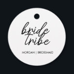 bruidstribe | Bachelorette Bruidsmeisje Modern Bedankjes Labels<br><div class="desc">Eenvoudige, moderne en stijlvolle "Bride Tribe" quote met script lettertype in zwart-wit in een trendy stijl. De namen kunnen worden gepersonaliseerd met namen van uw bruidsfeestje. Je kunt het gebruiken voor de bruid, bruidsmeisjes, bloemenmeisjes of moeder van de bruid. De coördinerende accessoires voor teambruid werken goed voor een bruidsfeestvoorstellen, het...</div>
