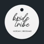 bruidstribe | Bachelorette Bruidsmeisje Modern Bedankjes Labels<br><div class="desc">Eenvoudige, moderne en stijlvolle "Bride Tribe" quote met script lettertype in zwart-wit in een trendy stijl. De namen kunnen worden gepersonaliseerd met namen van uw bruidsfeestje. Je kunt het gebruiken voor de bruid, bruidsmeisjes, bloemenmeisjes of moeder van de bruid. De coördinerende accessoires voor teambruid werken goed voor een bruidsfeestvoorstellen, het...</div>