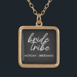 bruidstribe | Bachelorette Bruidsmeisje Modern Goud Vergulden Ketting<br><div class="desc">Eenvoudige, moderne en stijlvolle "Bride Tribe" quote met script lettertype in zwart-wit in een trendy stijl. De namen kunnen worden gepersonaliseerd met namen van uw bruidsfeestje. Je kunt het gebruiken voor de bruid, bruidsmeisjes, bloemenmeisjes of moeder van de bruid. De coördinerende accessoires voor teambruid werken goed voor een vrijgezellenfeest, vrijgezellenfeest,...</div>