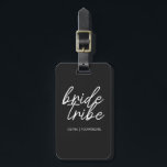 bruidstribe | Bestemming Bruiloft Bloemenmeisje Bagagelabel<br><div class="desc">Eenvoudig, modern en stijlvol citaat tas "Bride Tribe" met script lettertype in zwart-wit in een trendy stijl. De namen kunnen worden gepersonaliseerd met namen van uw bruidsfeestje. Je kunt het gebruiken voor de bruid, bruidsmeisjes, bloemenmeisjes of moeder van de bruid. De coördinerende accessoires voor teambruid werken goed voor een bruidsfeestvoorstellen,...</div>